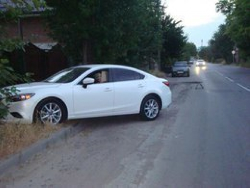 В Таганрога автоледи на Mazda 6, въехала глубокую яму и получила травмы