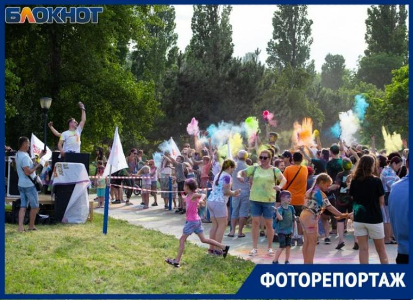 Фестиваль красок прошёл на Пушкинской набережной Таганрога