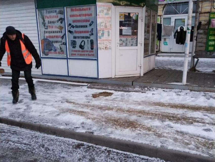 За 1 день в Таганроге на дороги высыпали 361 тонну пескопасты 