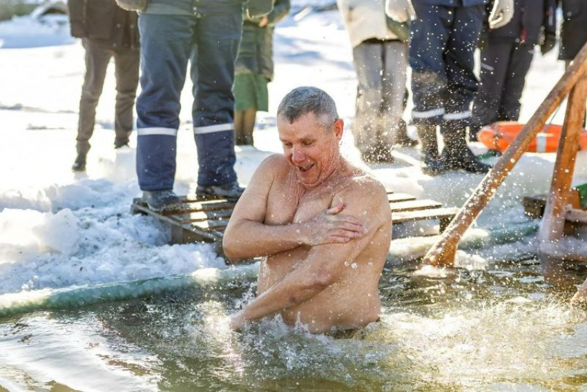 Сотни таганрожцев окунулись в морозную крещенскую купель