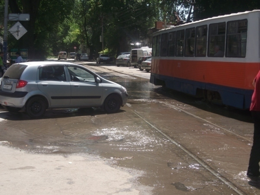 Дороги в районе Октябрьской площади Таганрога затоплены