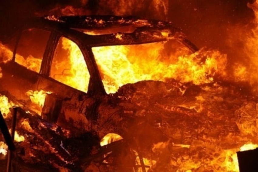 В Таганроге загорелся автомобиль