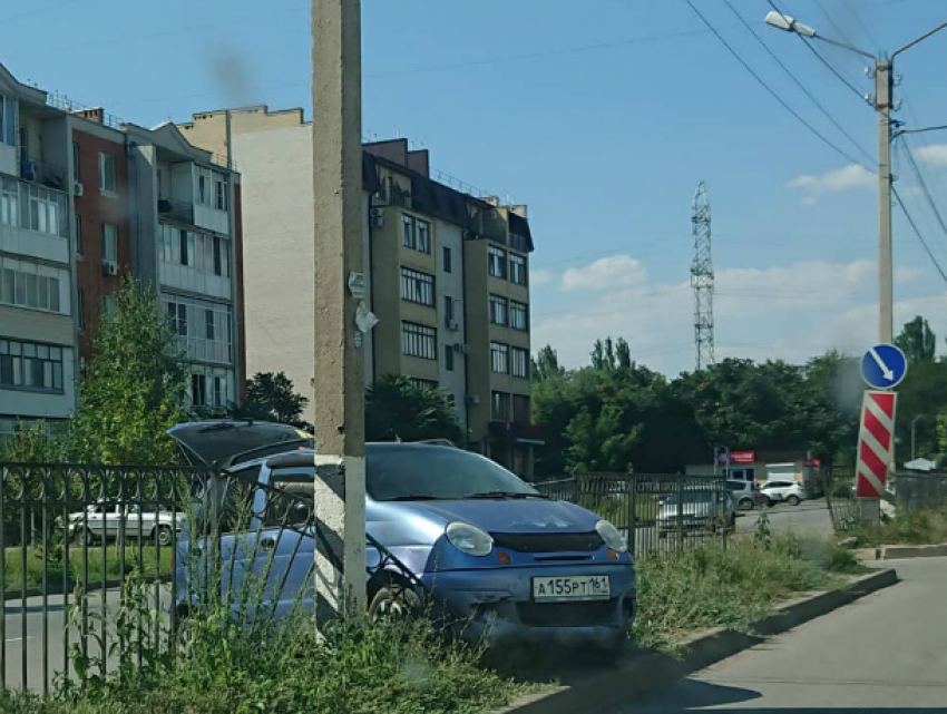 Автоледи не справилась с управлением и заехала на бордюр в Таганроге