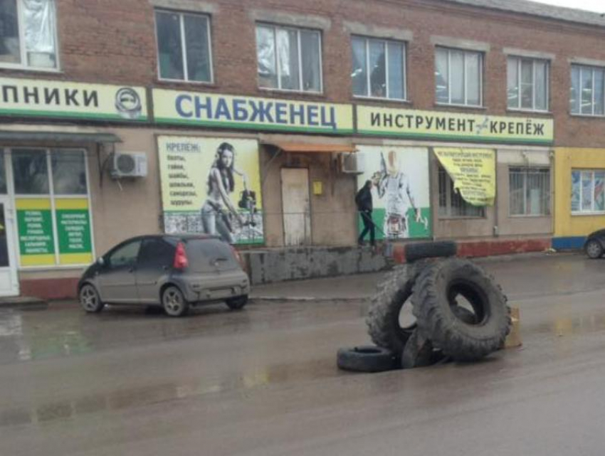 Яма на Поляковском шоссе под ответственностью таганрогского «Благоустройства»