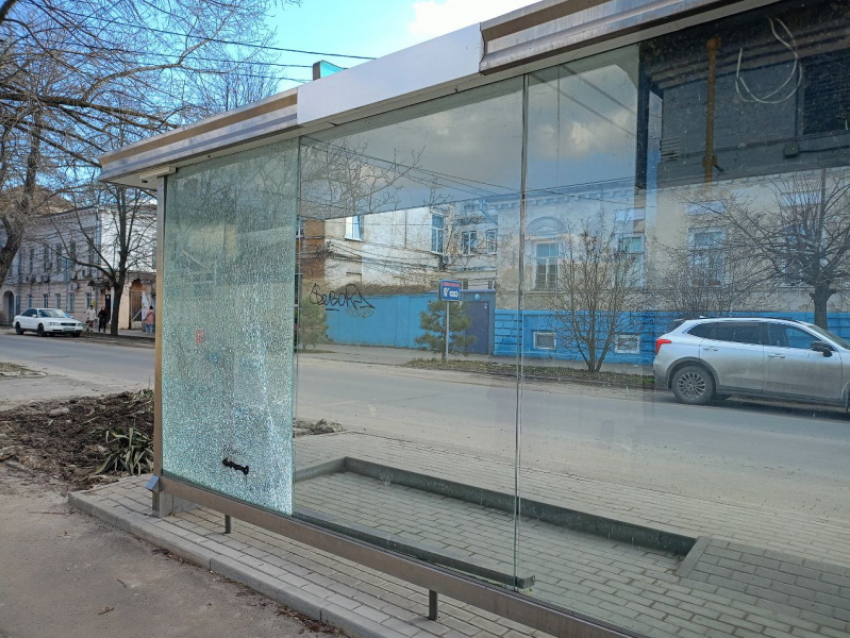 Разбитая в январе остановка на Греческой по-прежнему находится в плачевном состоянии