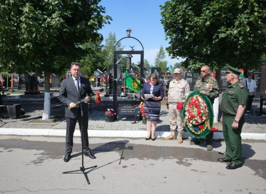 В Таганроге официально открыли памятник «Колокол с журавлями"