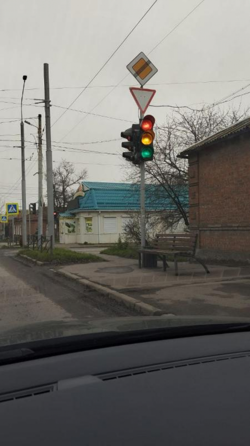 "Шалунишка"-светофор сбил с толку таганрогских водителей