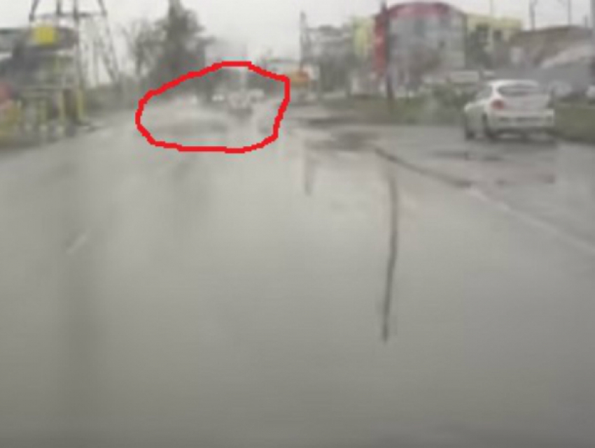 Опасное «аквапланирование» иномарки по мокрой от дождя дороге попало на видео в Таганроге