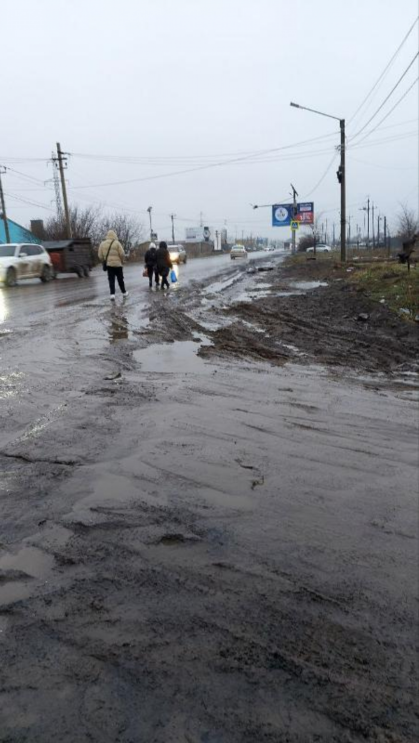 "Бредём, пока машина не снесёт": таганрожцы вынуждены ходить в магазин по Мариупольскому шоссе