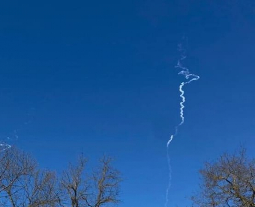 Массированная атака беспилотников на Таганрог: 18 дронов сбито, в жилом доме выбило окна