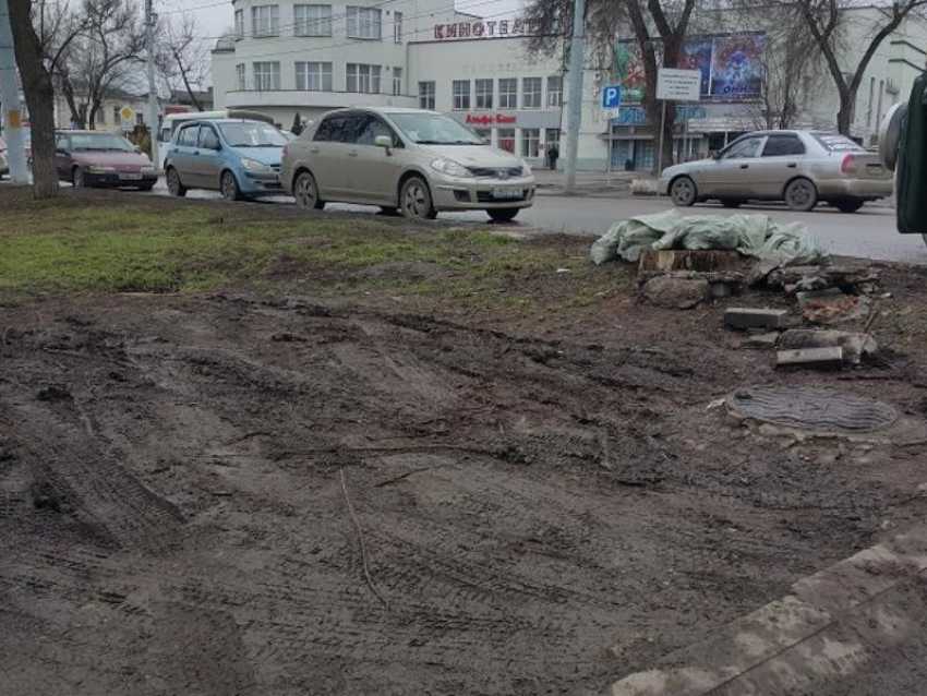 Центральная улица Таганрога становится похожа на заброшенную дорогу деревни