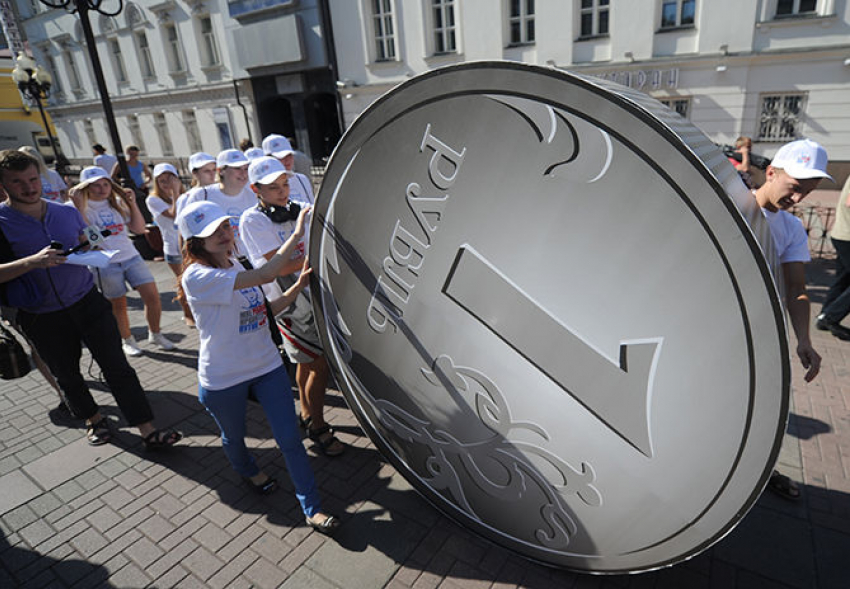 Жители Украины просят Порошенко запретить оборот российской валюты
