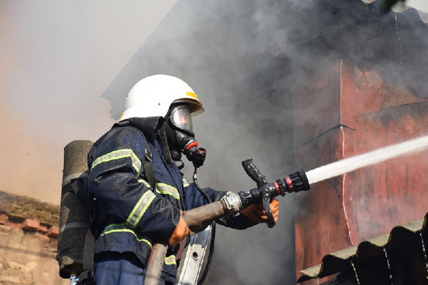 Пожарные Таганрога спасли двоих взрослых и ребенка