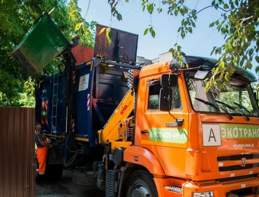 В Таганроге оштрафуют любителя выбрасывать  строительный мусор в контейнеры жителей