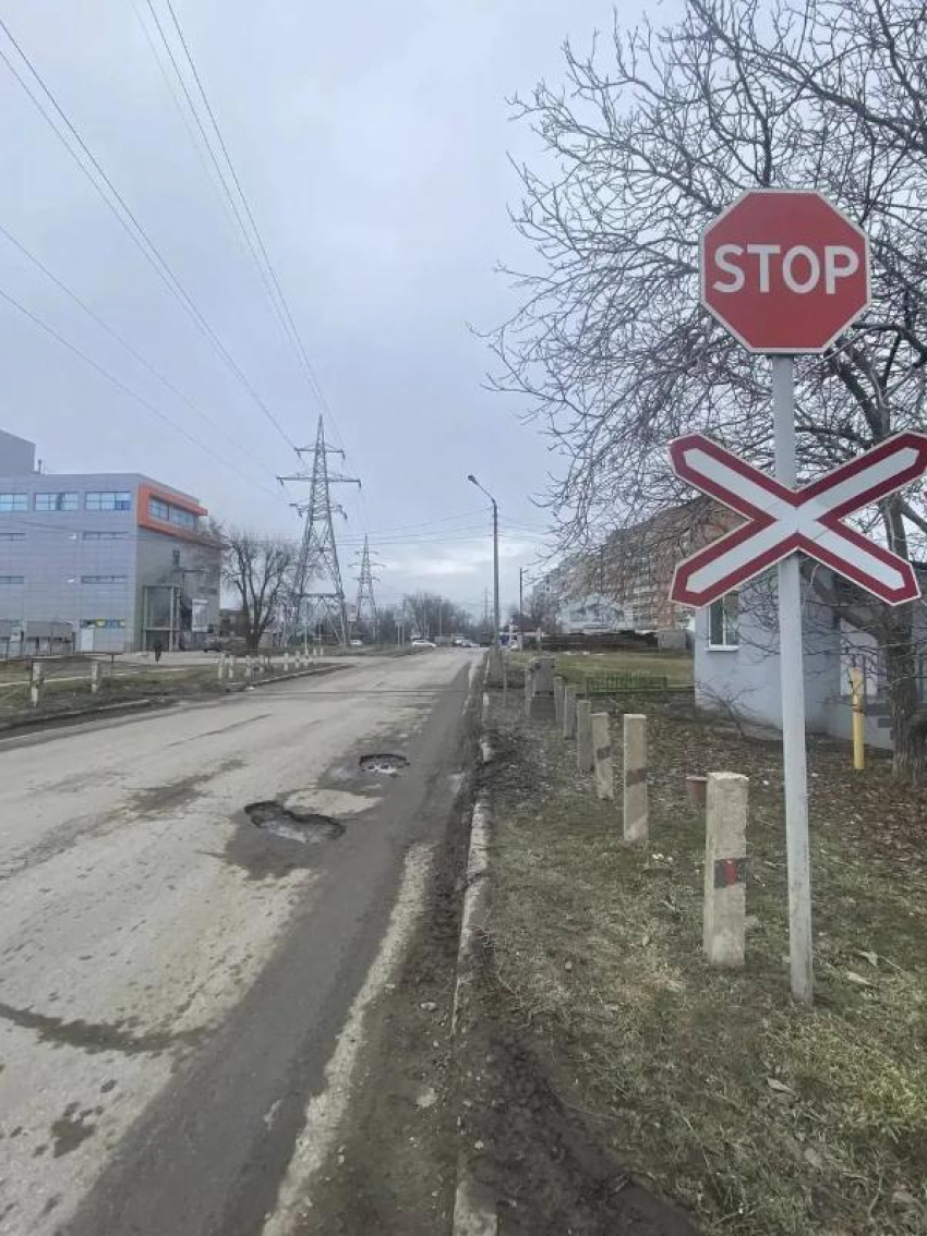 Через рельсы с риском: прокуратура нашла опасные железнодорожные переезды в Таганроге