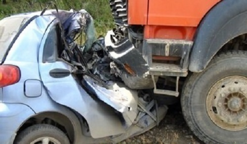 На трассе Ростов-Таганрог из-за лопнувшего колеса «Урал» смял «Матиз» - два человека погибли