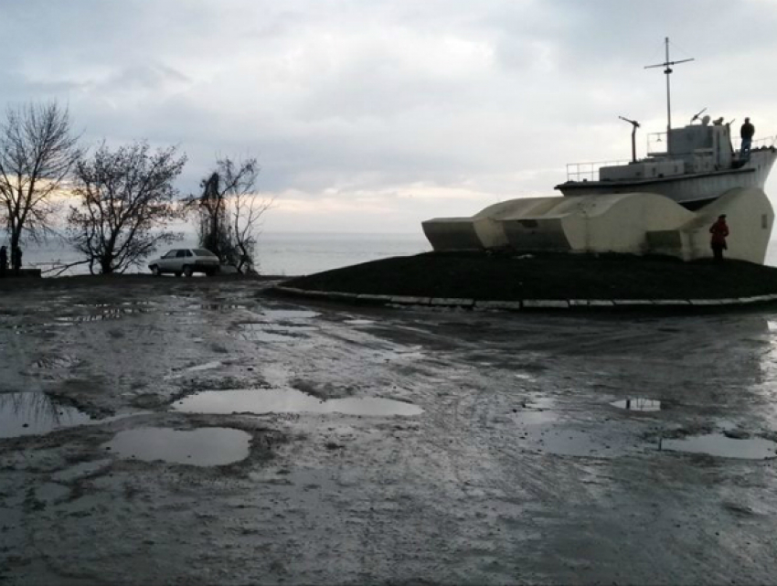 Любимое место таганрожцев, куда они приводят гостей,  прозябает в грязи и ямах