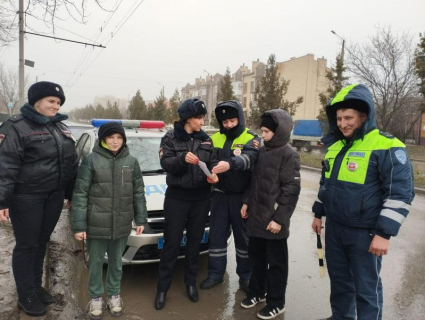 В Таганроге детям и водителям напомнили о правилах на дороге