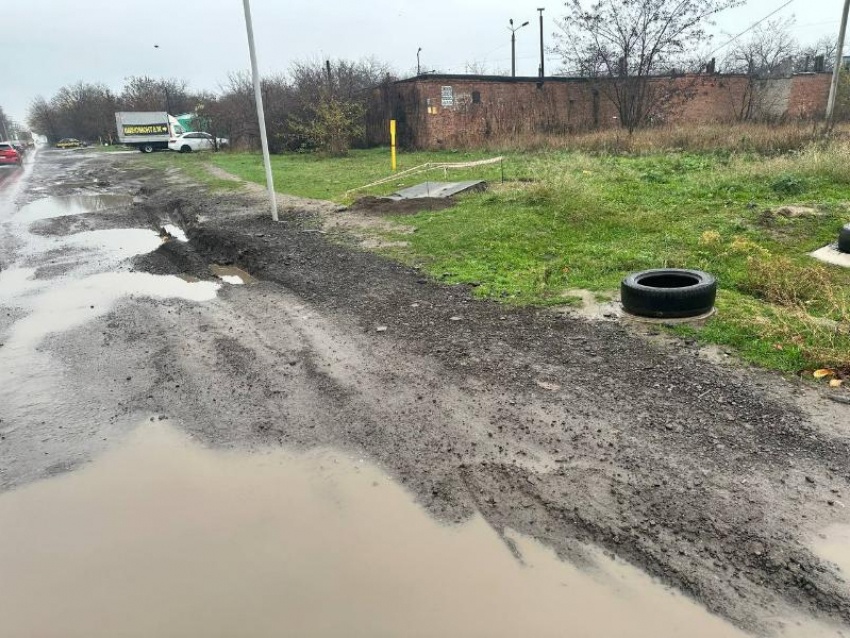 Таганрожцы “принимают грязевые ванны” пока ждут транспорт на 4-й линии