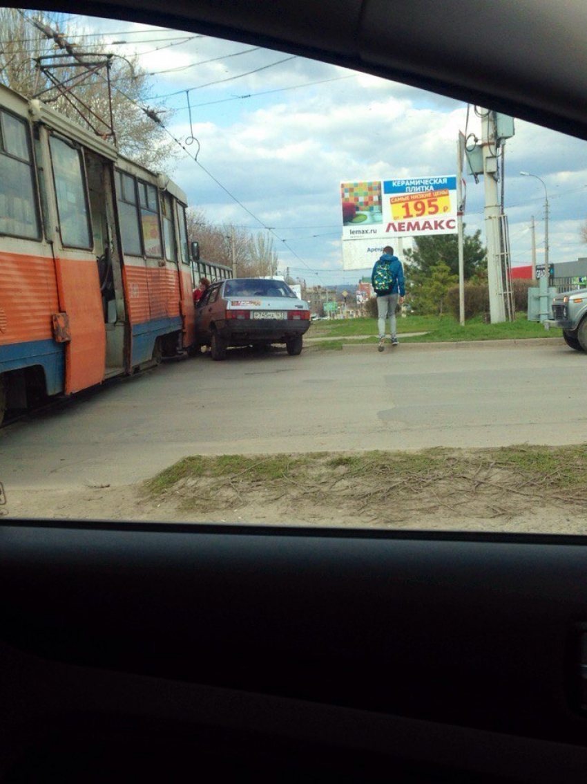 В Таганроге трамвай не поделил дорогу с легковушкой