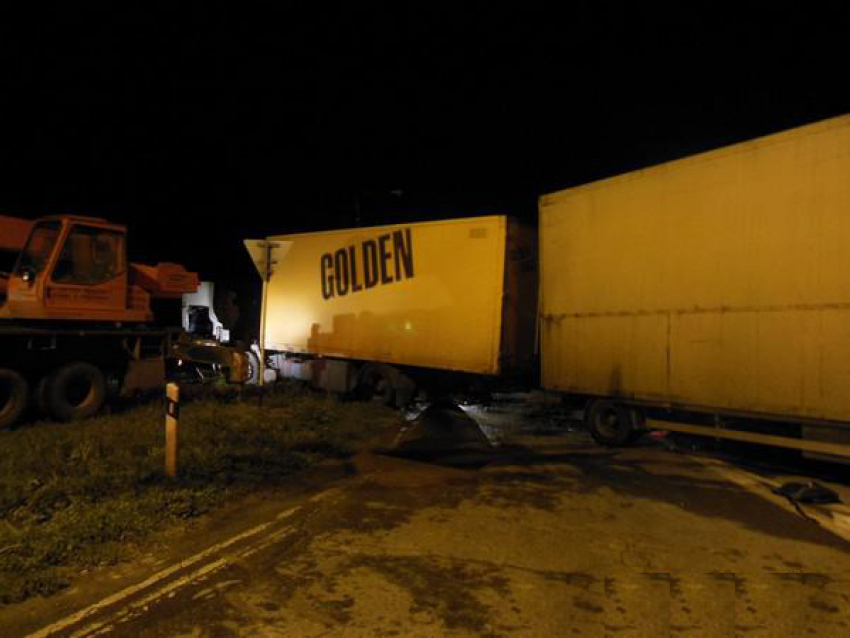 В Ростовской области при столкновении военного Камаза и фуры погиб военнослужащий