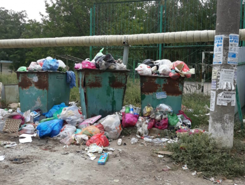 Жительница Таганрога с улицы Б.Хмельницкого призывает власти убрать мусор