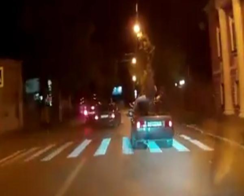 Экстремальные пассажирские перевозки на багажнике легковушки попали на камеру видеорегистратора в Таганроге