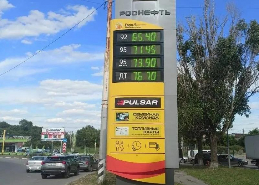  В Таганроге Роснефть создает очереди, не гася табло при отсутствии бензина