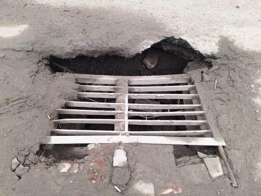 «Чуть не провалился передним колесом»: таганрожцы бьют тревогу из-за опасной ливнёвки на Транспортной