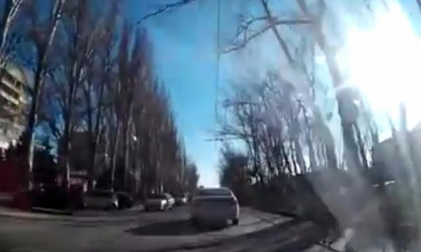 "Мамочка-камикадзе» попала на камеру видеорегистратора в Таганроге