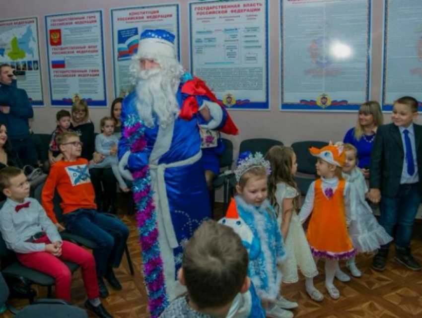 Полицейский Дед Мороз Таганрога пригласил на праздник детей