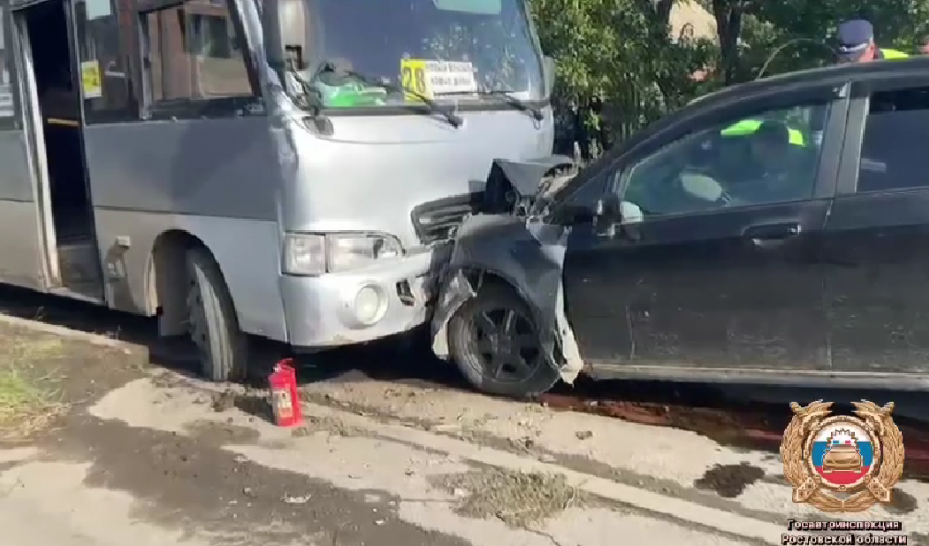 Четверо пострадавших: в Таганроге 75-летний водитель врезался в маршрутку на встречке