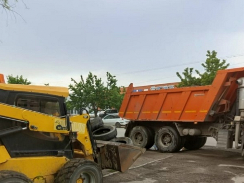 Мариупольское шоссе вздохнуло свободнее: в Таганроге убрали 3 тонны шин