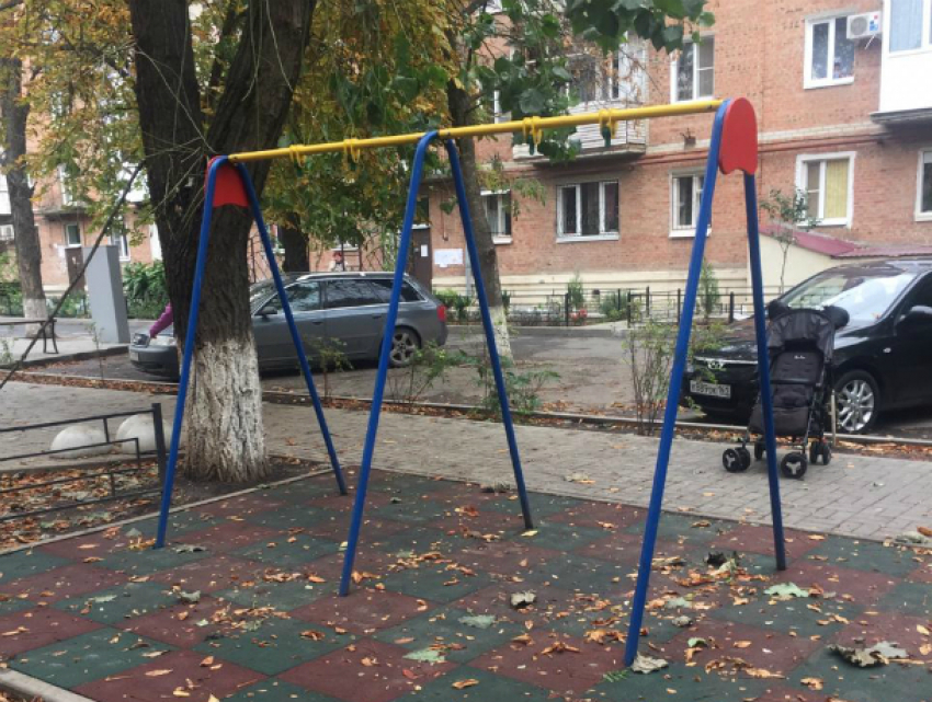 Детоненавистники  выдрали с корнями детскую площадку в Таганроге