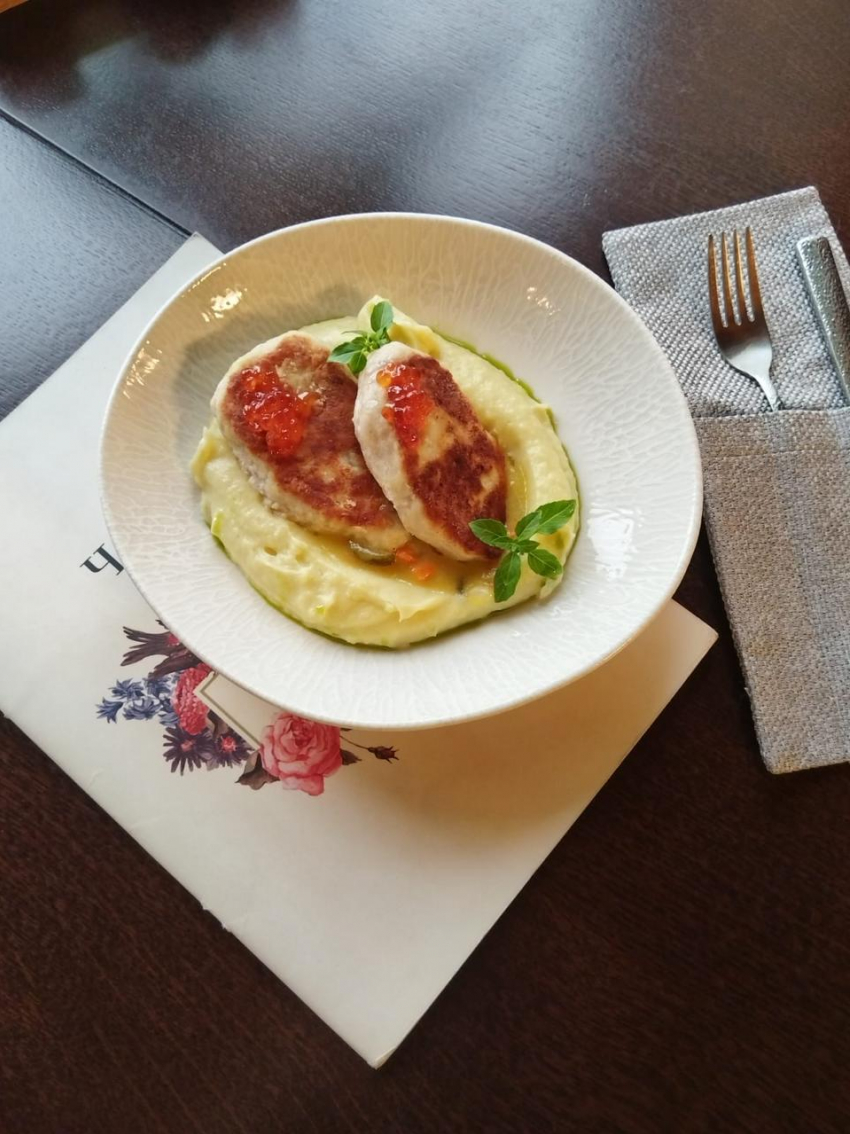 Товар дня: Котлеты из щуки с пюре и икрой из кеты