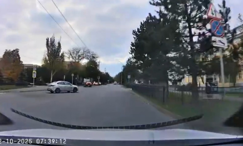 "Машину купила, ездить не купила", - непродуманный маневр чуть не спровоцировал ДТП в Таганроге