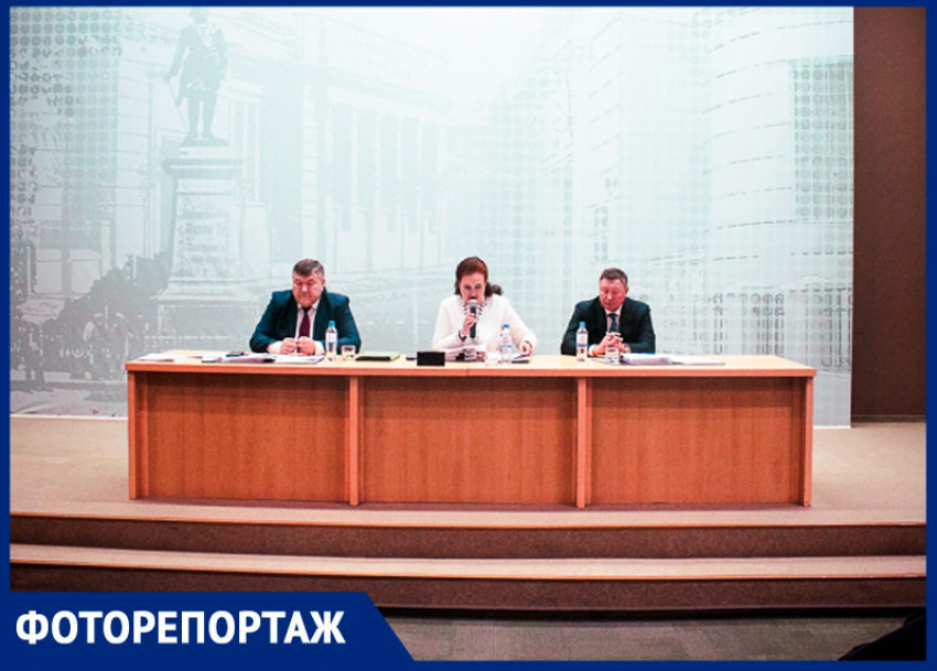 Замминистра и депутаты Законодательного Собрания посетили отчёт главы администрации Таганрога