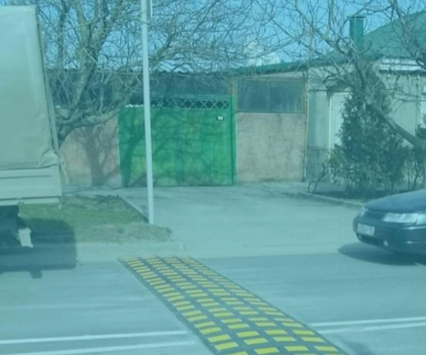 Таганрожцы возмущаются, что в городе нет дорог, зато есть много лежачих полицейских