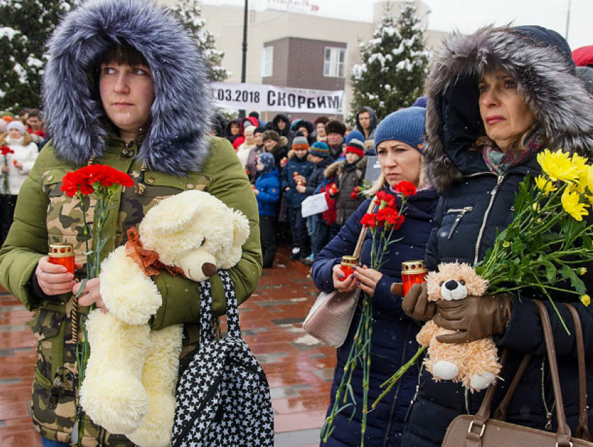 У входа в парк Горького определено место скорби по погибшим в Кемерово