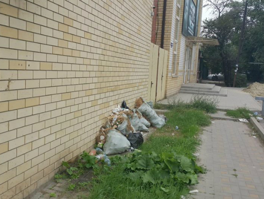 Красивый «Светофор» в Таганроге «облагородили» мусорными мешками