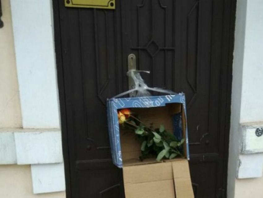 Коробка с цветами стала причиной перекрытия движения на Александровской в Таганроге