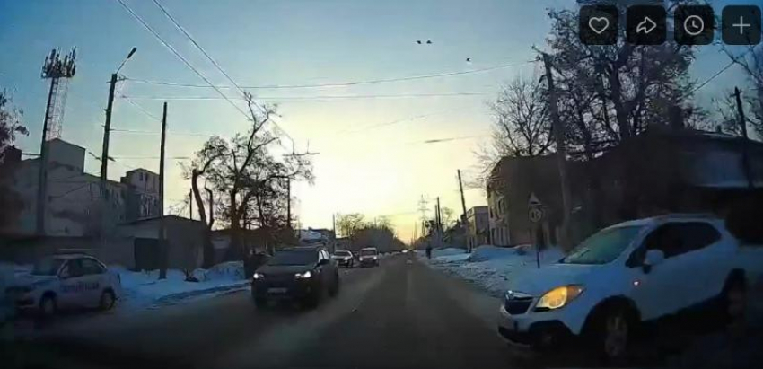 "Девушка, проверьте зрение": таганроженка на белом «Опеле» чуть не устроила ДТП на Александровской