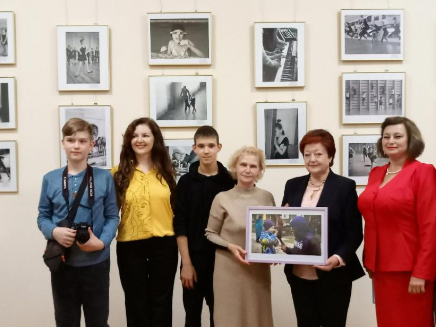 «Живем здесь и сейчас!» - выставка детских фоторабот из ДНР в Таганроге