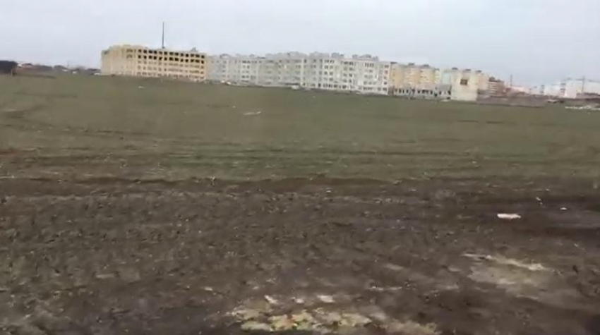 5 лет без дороги: родителей учеников 39-й школы Таганрога по-прежнему беспокоит небезопасный маршрут к знаниям