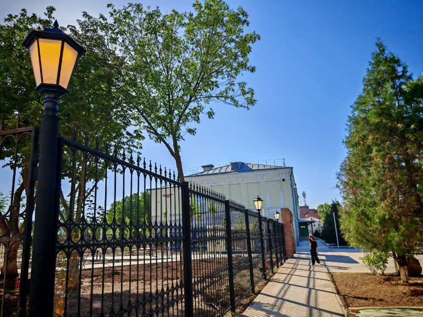 В реконструируемом саду при Александровской гимназии Таганрога подключили фонари 