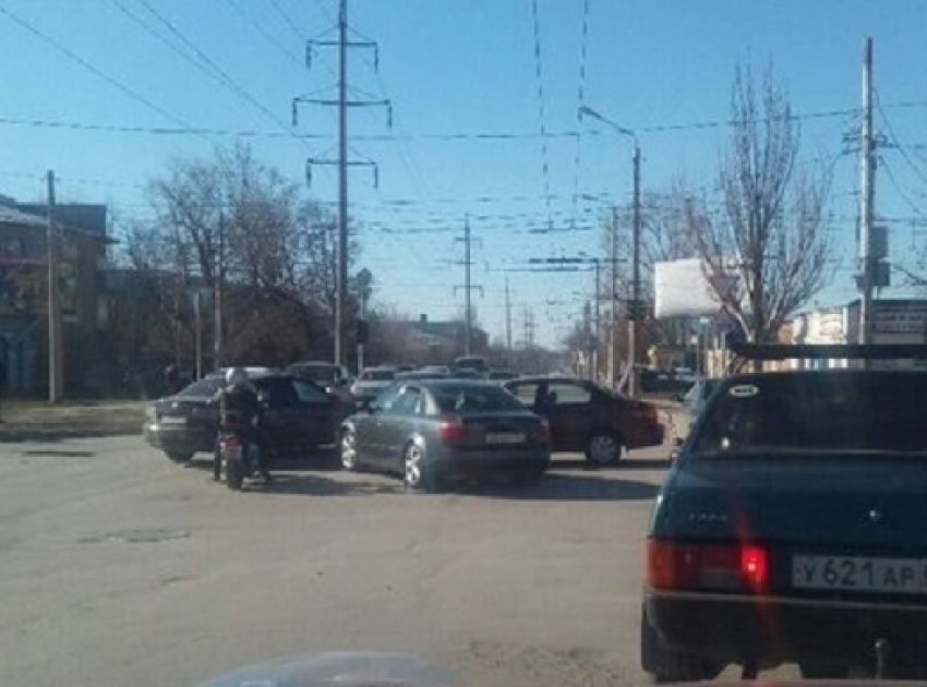 В Таганроге на перекрестке с неработающим светофором столкнулись две иномарки