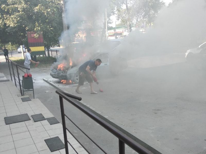 Огнетушители не смогли погасить пламя автомобиля в Таганроге