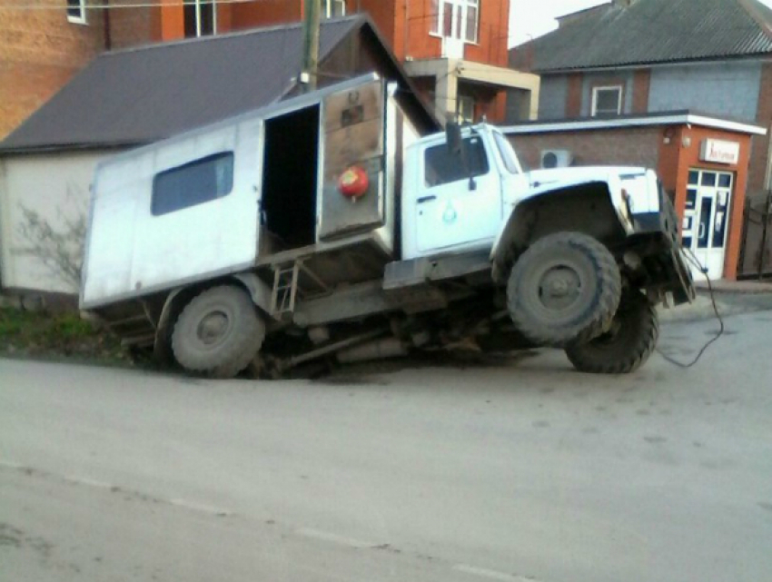 Уставший от «бесконечных раскопок» асфальт отомстил работникам «Водоканала» в Таганроге