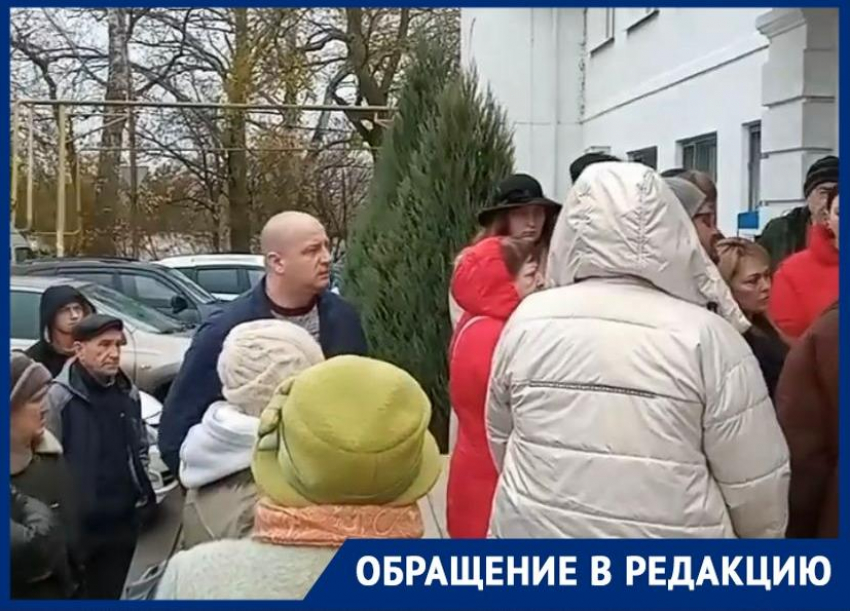 Таганрожцы вынуждены мокнуть под дождем у дверей службы судебных приставов 