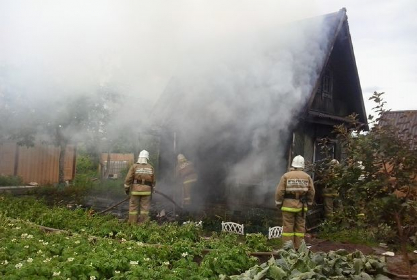 Из горящего дома в Таганроге спасли трех человек